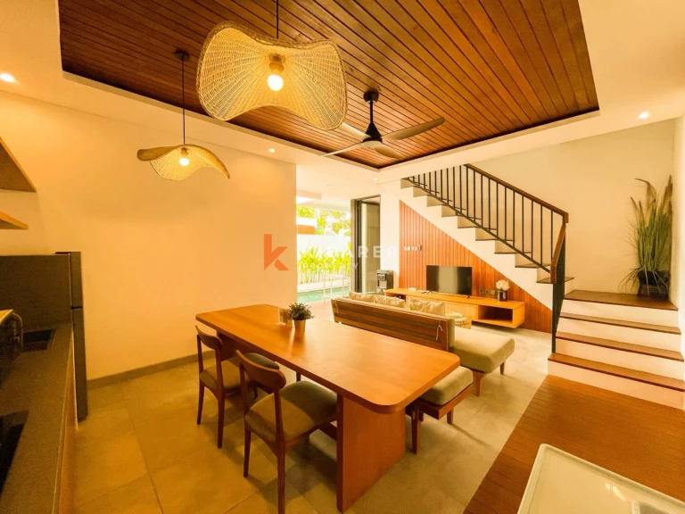 Retraite moderne en bois de trois chambres avec salles de bains inspirées des spas à Ubud
