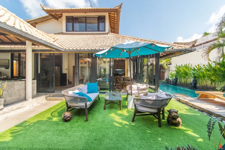 Properti Tradisional Empat Kamar Tidur dengan Hak Sewa Jangka Panjang yang Langka di Pusat Seminyak