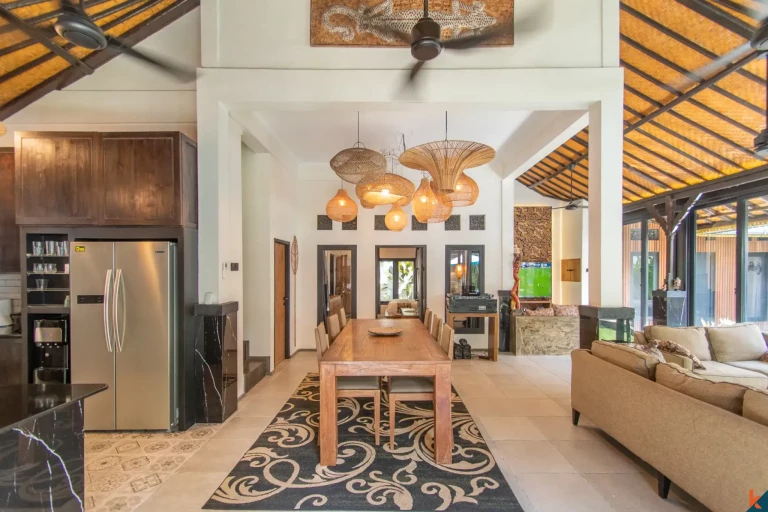 Properti Tradisional Empat Kamar Tidur dengan Hak Sewa Jangka Panjang yang Langka di Pusat Seminyak