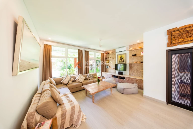 Elegant Four-Bedroom Tropical Villa with Private Pool and Lush Garden in Batu BeligElegant Four-Bedroom Tropical Villa with Private Pool and Lush Garden in Batu Belig