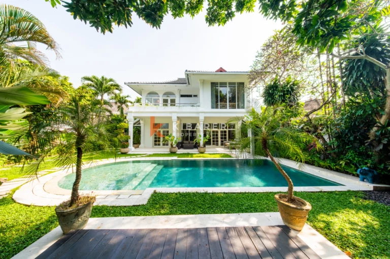 Elegant Four-Bedroom Tropical Villa with Private Pool and Lush Garden in Batu BeligElegant Four-Bedroom Tropical Villa with Private Pool and Lush Garden in Batu Belig