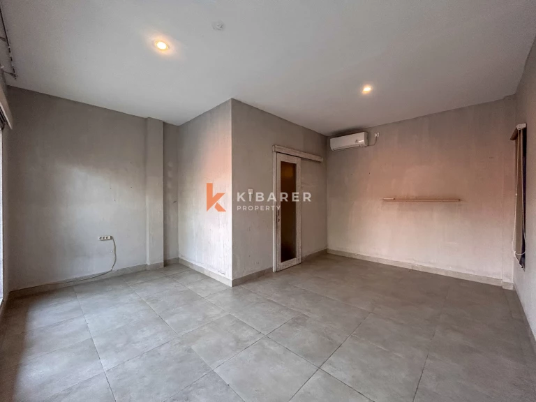 Comfortable Three-Bedroom Unfurnished Family Villa with Open Living Space in Umalas