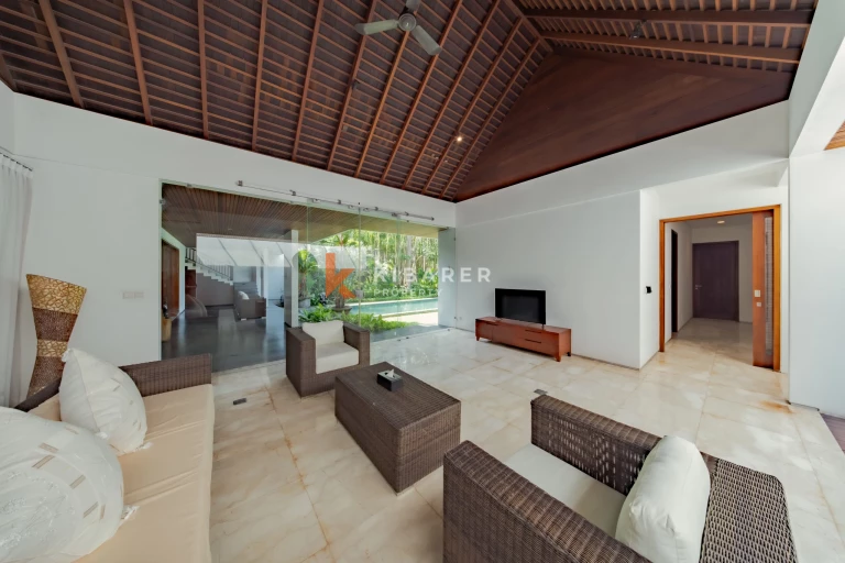 Elegant Three-Bedroom Tropical Courtyard Villa with Private Pool in Berawa
