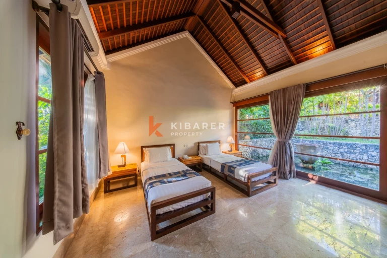 Elegant Three-Bedroom Tropical Villa with Private Pool and Balcony in Ungasan
