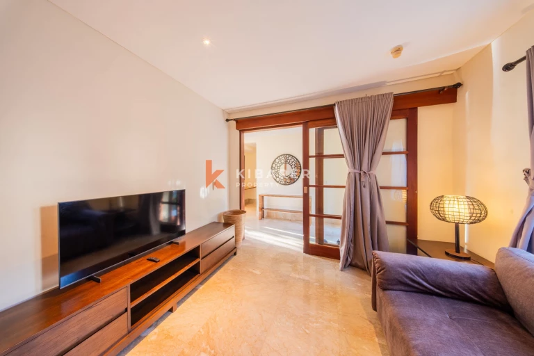 Elegant Three-Bedroom Tropical Villa with Private Pool and Balcony in Ungasan