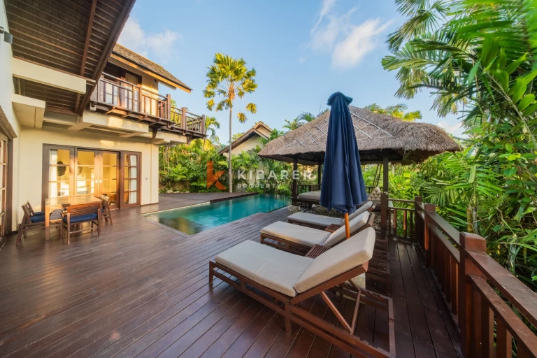 Elegant Three-Bedroom Tropical Villa with Private Pool and Balcony in Ungasan