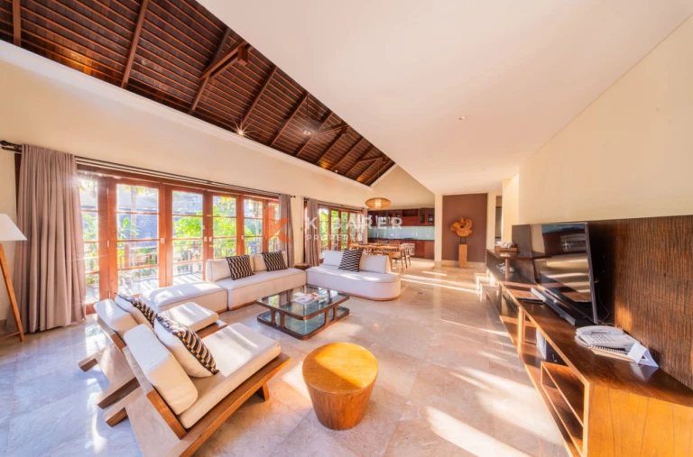 Elegant Three-Bedroom Tropical Villa with Private Pool and Balcony in Ungasan
