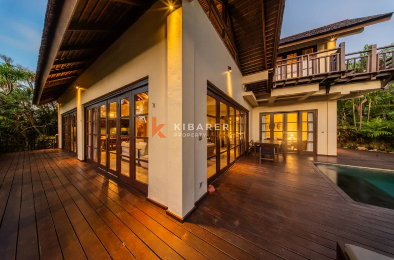 Elegant Three-Bedroom Tropical Villa with Private Pool and Balcony in Ungasan