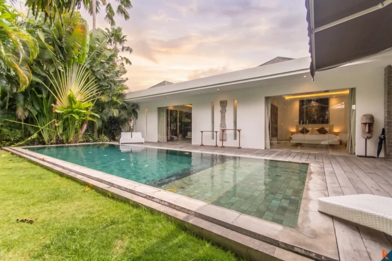 Properti tiga kamar tidur dengan hak sewa jangka panjang yang menawan dekat pantai di Seminyak