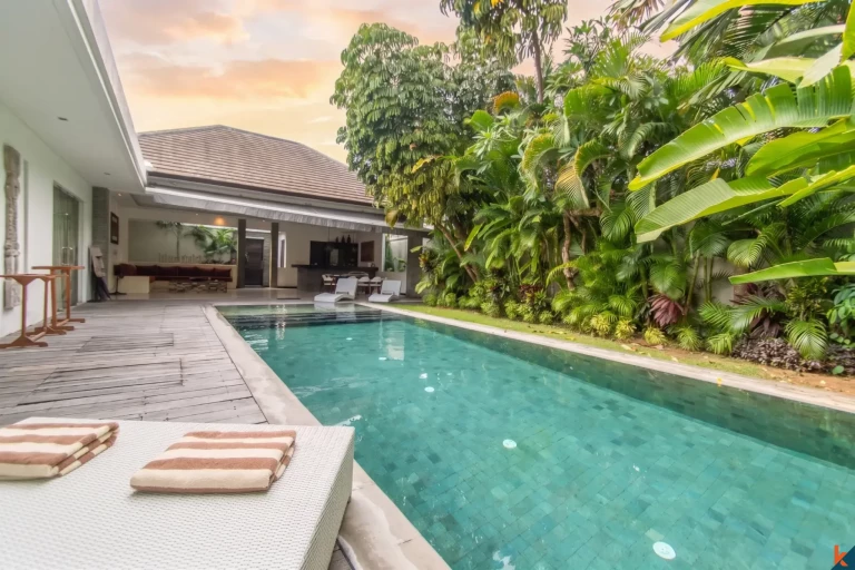 Properti tiga kamar tidur dengan hak sewa jangka panjang yang menawan dekat pantai di Seminyak