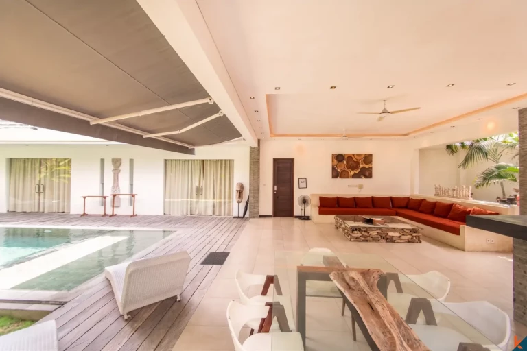 Properti tiga kamar tidur dengan hak sewa jangka panjang yang menawan dekat pantai di Seminyak