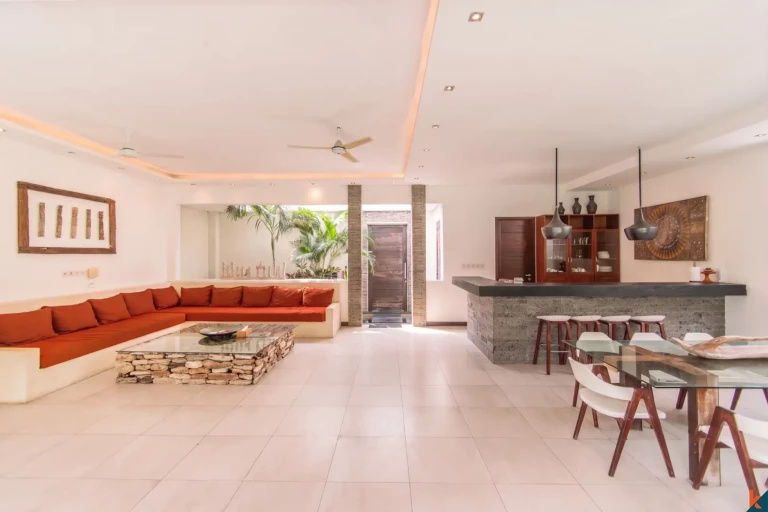 Properti tiga kamar tidur dengan hak sewa jangka panjang yang menawan dekat pantai di Seminyak