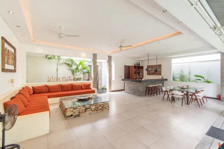 Properti tiga kamar tidur dengan hak sewa jangka panjang yang menawan dekat pantai di Seminyak