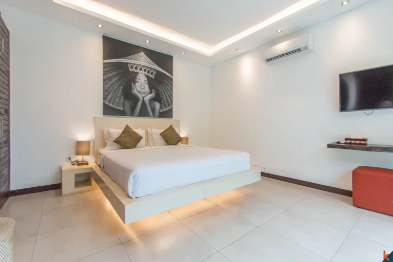 Properti tiga kamar tidur dengan hak sewa jangka panjang yang menawan dekat pantai di Seminyak