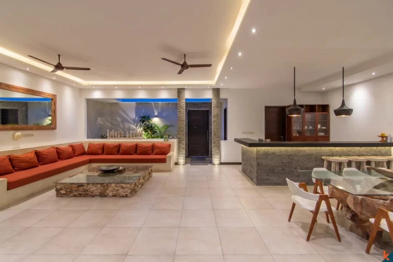 Properti sewa jangka panjang tiga kamar tidur yang indah dekat pantai di Seminyak