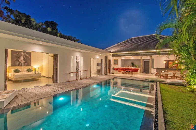 Properti sewa jangka panjang tiga kamar tidur yang indah dekat pantai di Seminyak