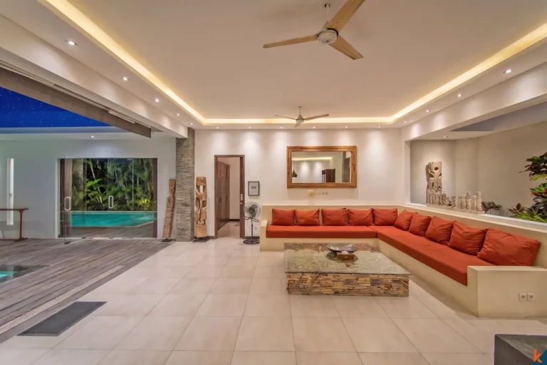 Properti sewa jangka panjang tiga kamar tidur yang indah dekat pantai di Seminyak