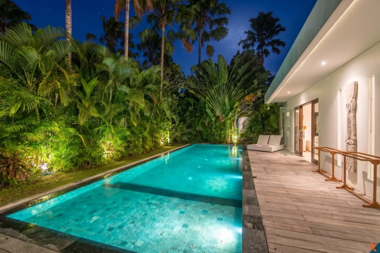 Properti sewa jangka panjang tiga kamar tidur yang indah dekat pantai di Seminyak