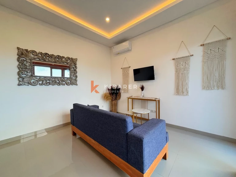 Villa de deux chambres au style « Tropical Chic » avec séjour fermé à Kerobokan