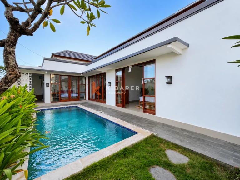 Villa de deux chambres au style « Tropical Chic » avec séjour fermé à Kerobokan