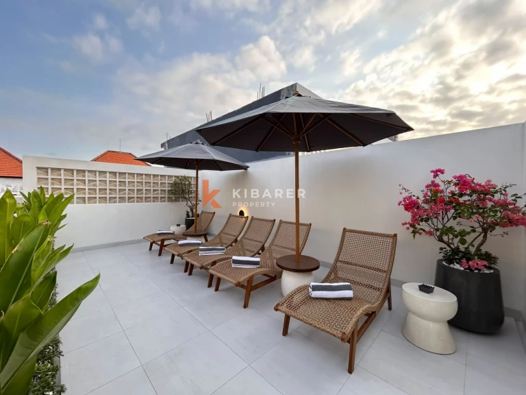 Vila Tiga Kamar Tidur Kontemporer Elegan dengan Kolam Renang Pribadi di Kerobokan