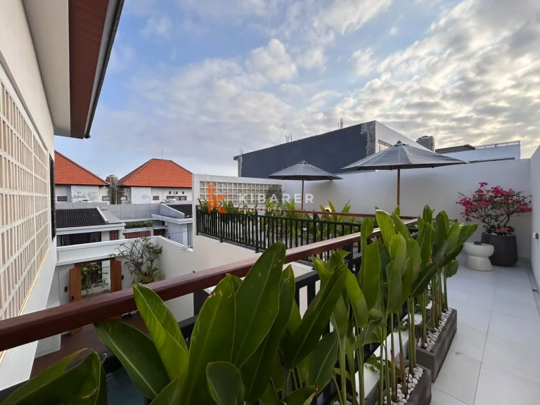 Vila Tiga Kamar Tidur Kontemporer Elegan dengan Kolam Renang Pribadi di Kerobokan