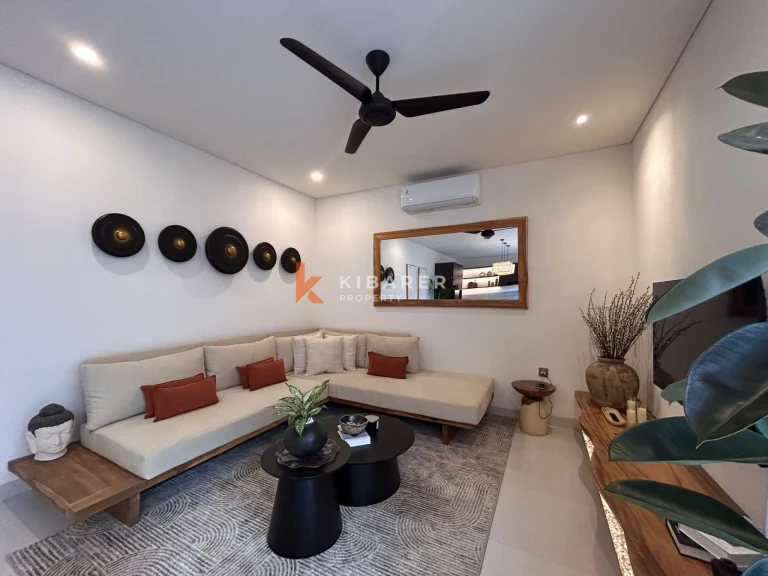 Vila Tiga Kamar Tidur Kontemporer Elegan dengan Kolam Renang Pribadi di Kerobokan