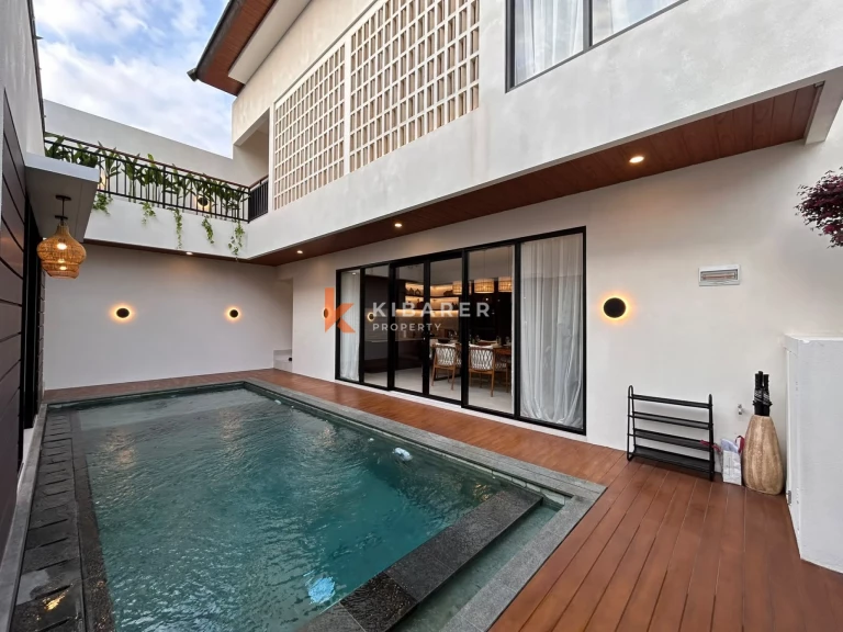Vila Tiga Kamar Tidur Kontemporer Elegan dengan Kolam Renang Pribadi di Kerobokan