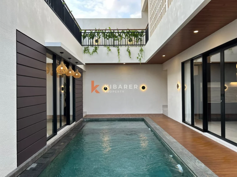 Vila Tiga Kamar Tidur Kontemporer Elegan dengan Kolam Renang Pribadi di Kerobokan