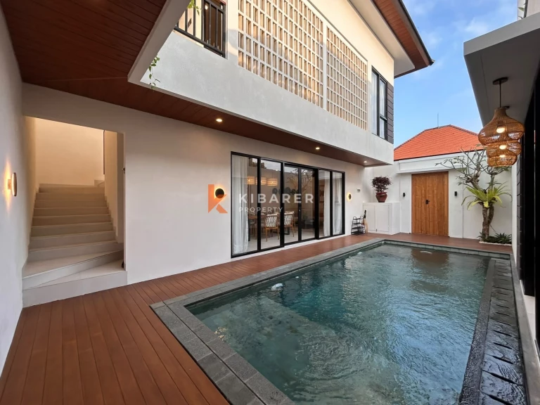 Vila Tiga Kamar Tidur Kontemporer Elegan dengan Kolam Renang Pribadi di Kerobokan
