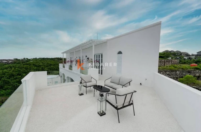 Villa Modern Tepi Pantai Empat Kamar Tidur dengan Rooftop dan Panorama Laut di Ungasan