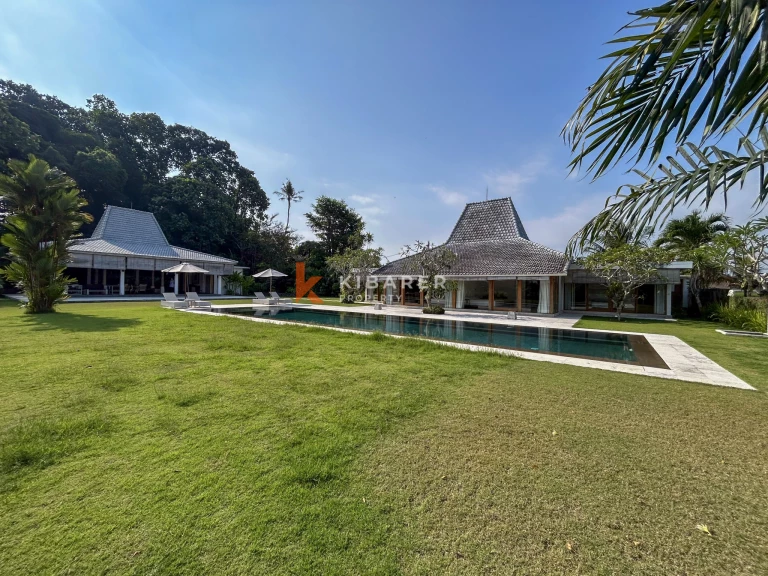 Charming Four-Bedroom Tropical Villa with Private Pool in Buwit