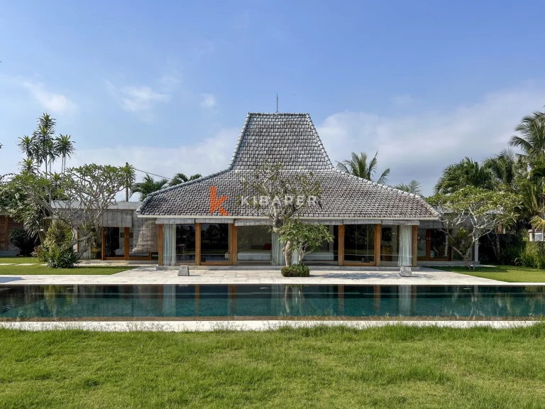 Charming Four-Bedroom Tropical Villa with Private Pool in Buwit