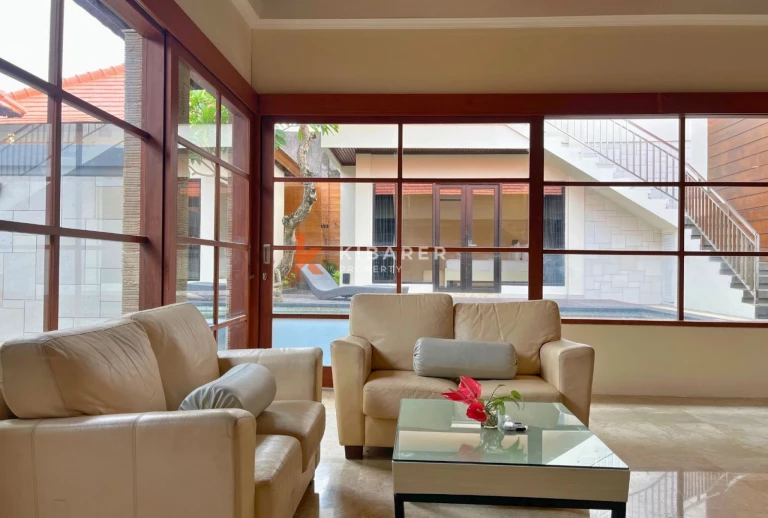 Refuge tropical de 3 chambres – Piscine avec jacuzzi et proximité immédiate des lieux prisés de Batu Belig