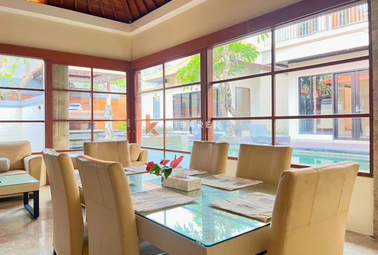 Refuge tropical de 3 chambres – Piscine avec jacuzzi et proximité immédiate des lieux prisés de Batu Belig