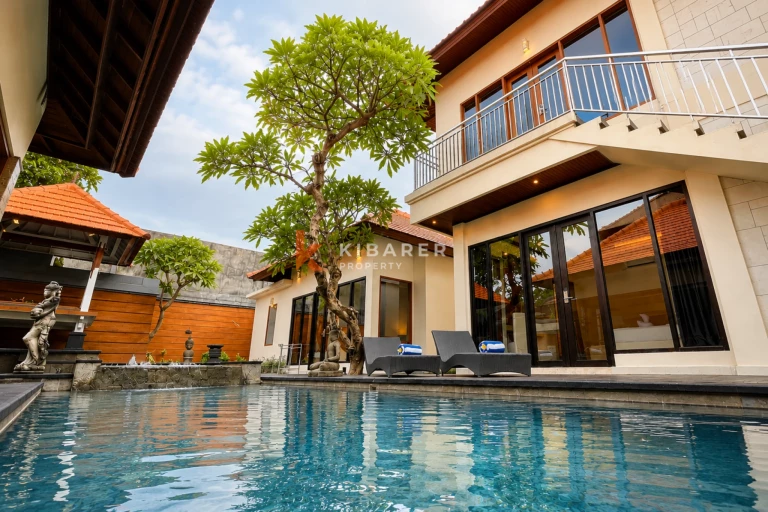 Refuge tropical de 3 chambres – Piscine avec jacuzzi et proximité immédiate des lieux prisés de Batu Belig