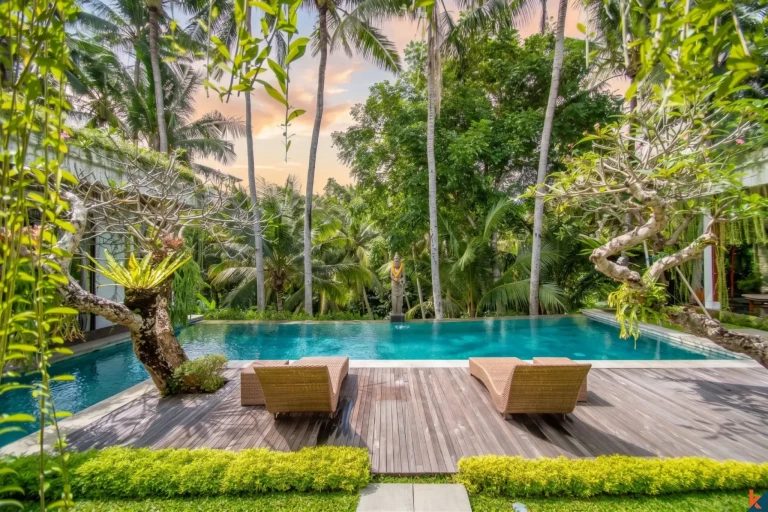 Amazing four bedroom estate facing the jungle in Ubud