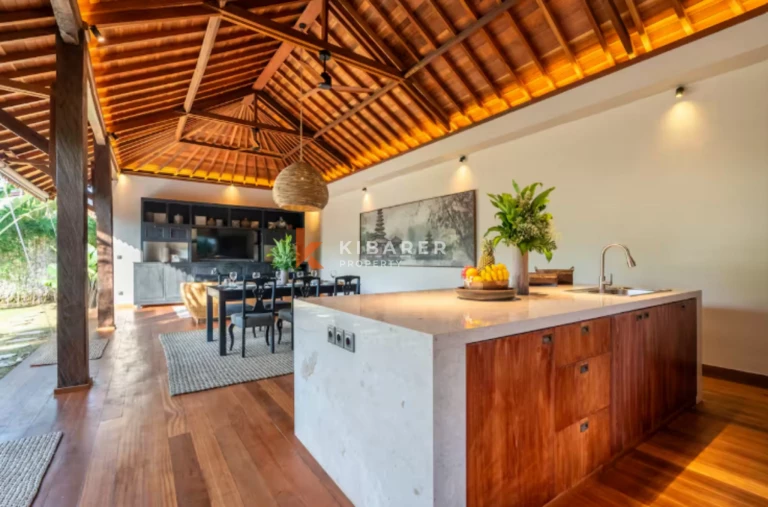 Vila 3 Kamar Tidur dengan Konsep Hunian Indoor-Outdoor yang Menyatu dan Taman Pribadi Dekat Canggu
