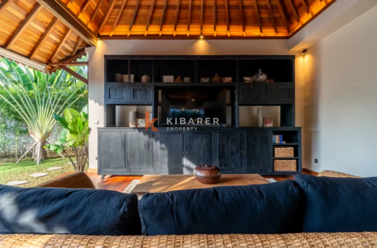 Vila 3 Kamar Tidur dengan Konsep Hunian Indoor-Outdoor yang Menyatu dan Taman Pribadi Dekat Canggu