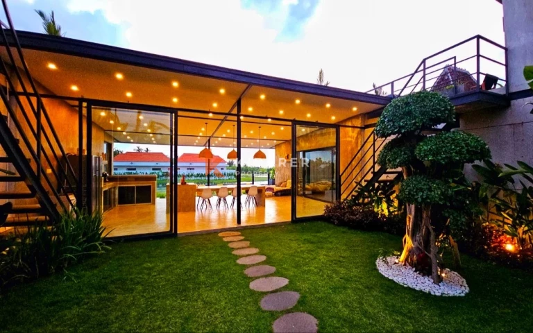 Spacious Six-Bedroom (four bedroom in main building plus two loft appartment) Villa with Ocean & Rice Field Views in Kedungu