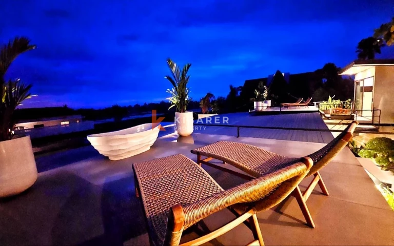 Spacious Six-Bedroom (four bedroom in main building plus two loft appartment) Villa with Ocean & Rice Field Views in Kedungu