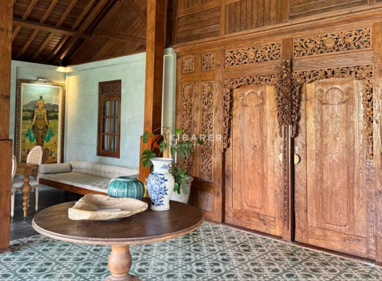 Villa Luas dengan Tiga Kamar Tidur, Kolam Renang Pribadi, dan Ruang Joglo Tertutup di Canggu