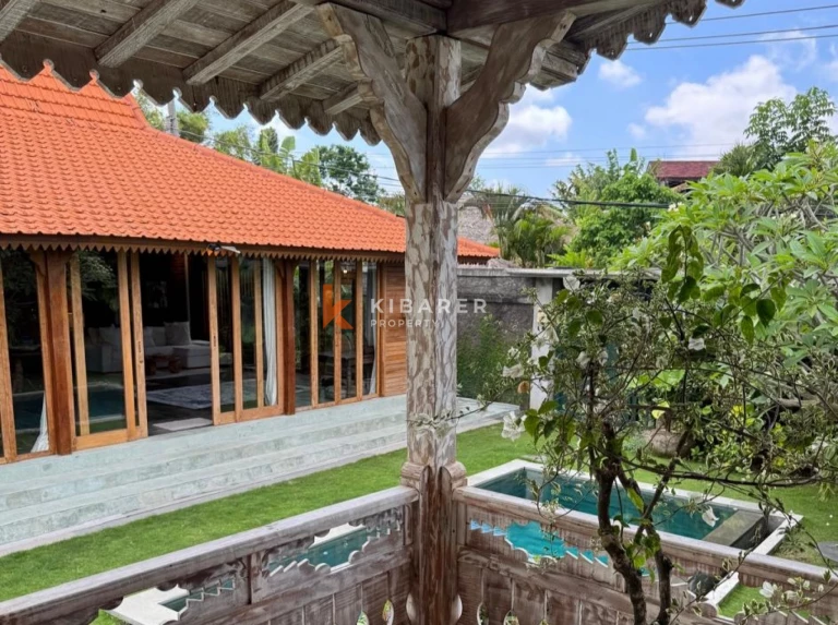 Villa Luas dengan Tiga Kamar Tidur, Kolam Renang Pribadi, dan Ruang Joglo Tertutup di Canggu