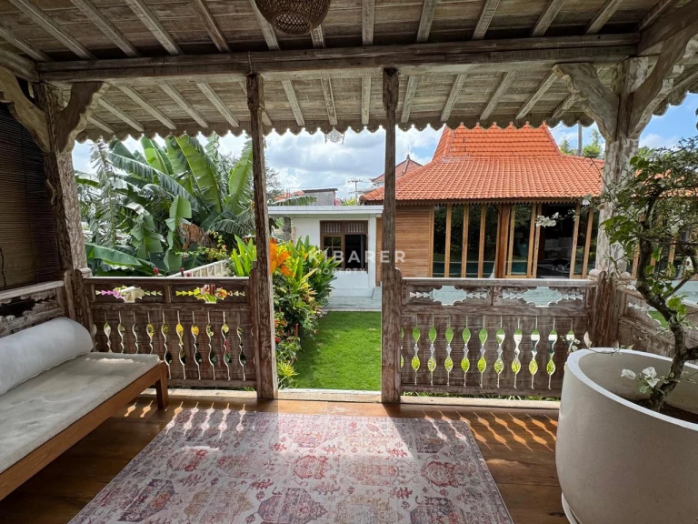Villa Luas dengan Tiga Kamar Tidur, Kolam Renang Pribadi, dan Ruang Joglo Tertutup di Canggu