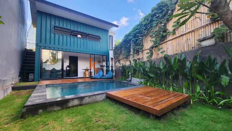 Villa Kontemporer Satu Kamar Tidur Bergaya Kontainer dengan Taman di Canggu