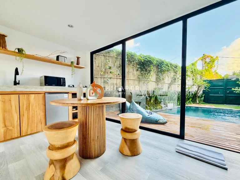 Villa Kontemporer Satu Kamar Tidur Bergaya Kontainer dengan Taman di Canggu