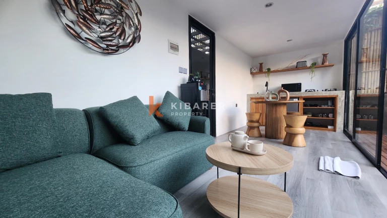 Villa Kontemporer Satu Kamar Tidur Bergaya Kontainer dengan Taman di Canggu