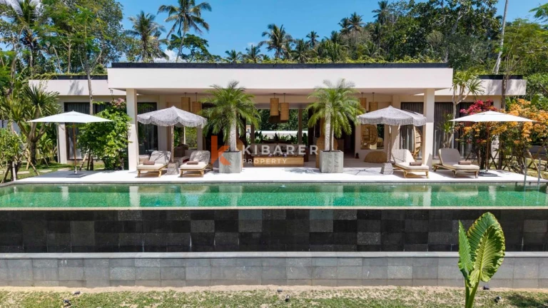 Luxurious Four-Bedroom Tropical Villa with Expansive Private Pool in Tabanan