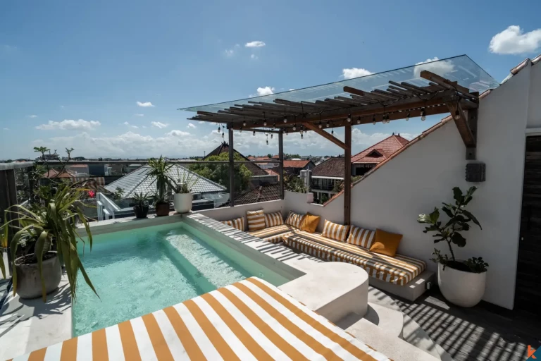 Villa unique de style industriel de trois chambres avec jacuzzi sur le toit à Canggu, en bail emphytéotique
