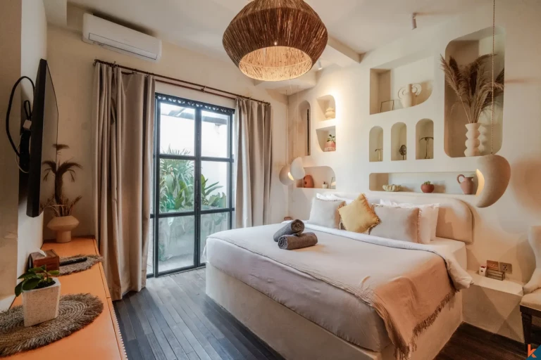 Villa unique de style industriel de trois chambres avec jacuzzi sur le toit à Canggu, en bail emphytéotique